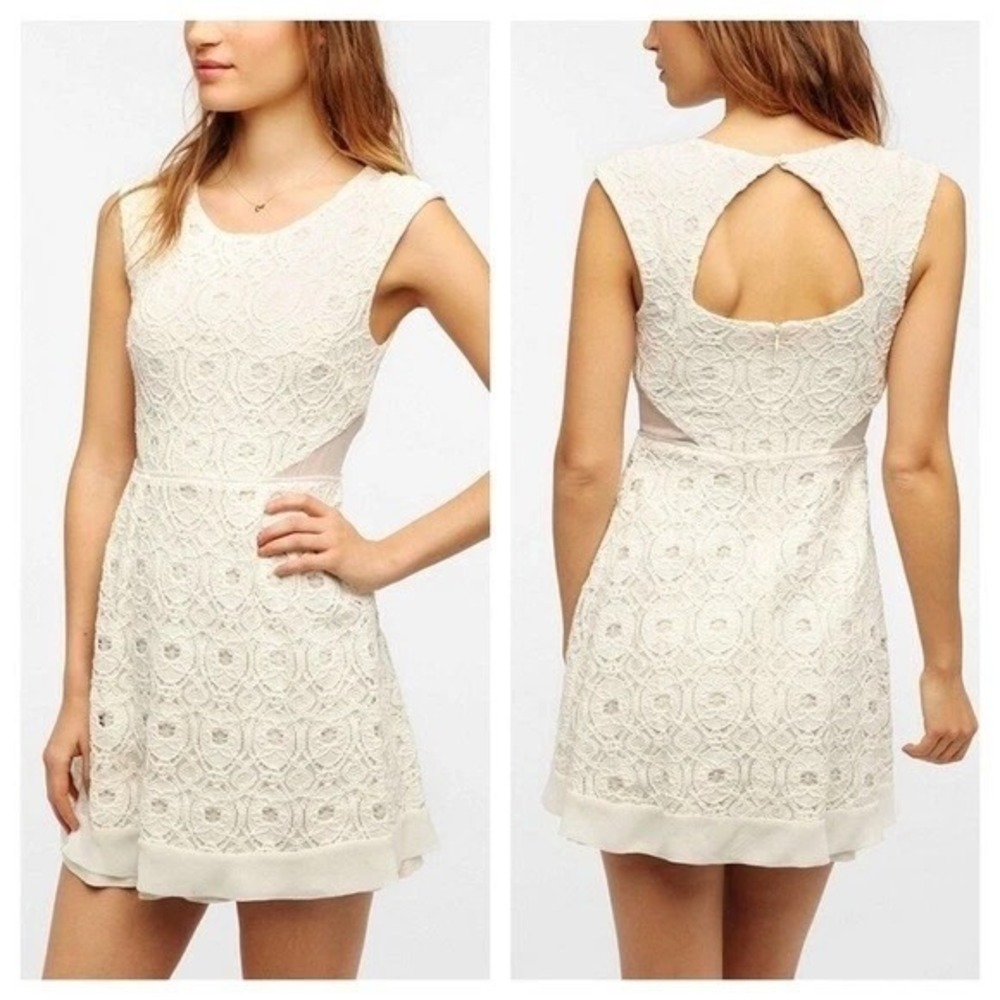 Kimchi‎ Blue Urban Outfitters 8 Camilla Medallion Cream Lace Mesh Mini Dress